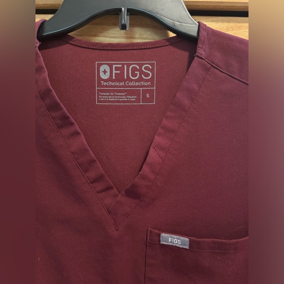 Figs Burgundy Catarina One-Pocket Scrub Top - Picture 2 of 4